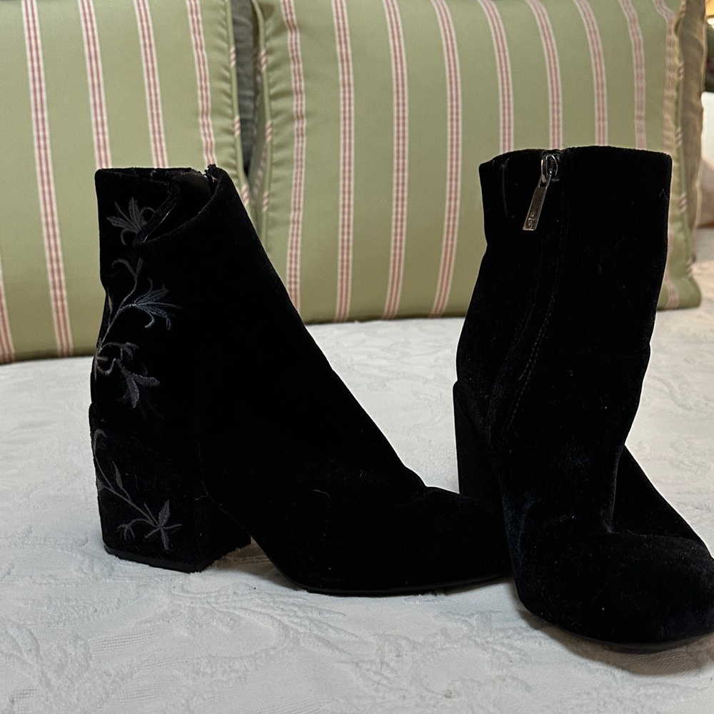 Kenneth Cole Black Velvet Embroidered Ankle Booties, Sz 7.5